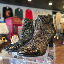  LARTISTE Metallic Pattern Leather Booties 39